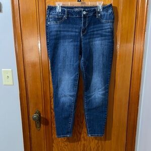 Maurice’s Women's Blue Jeans Sz large short.